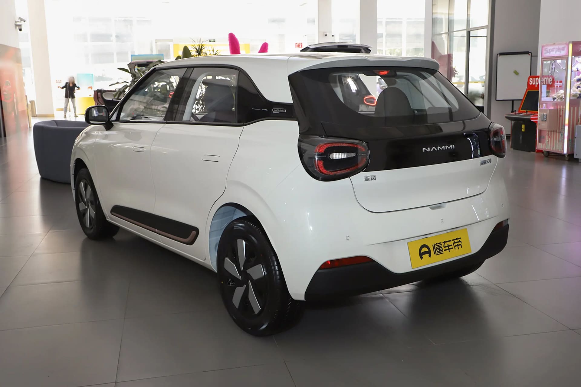 Vehicle image 4